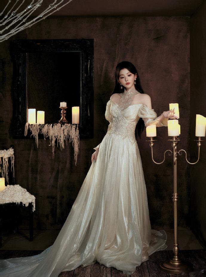 孔雪儿 古堡公主在古堡的光影里，孔雪儿像是被赋予了魔法的公主，裙摆轻盈，宛如在空