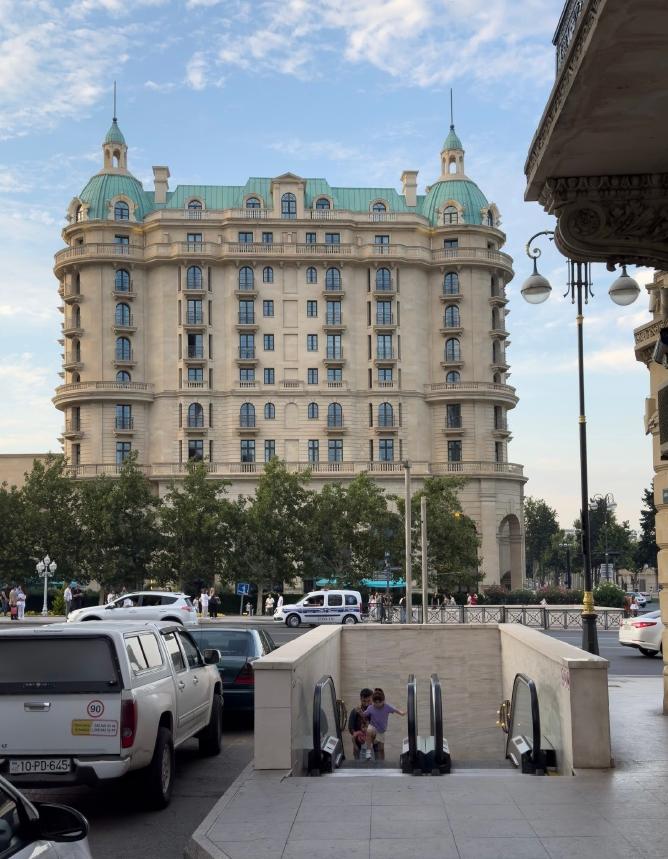 突发新闻！伊朗无人机突袭阿塞拜疆机场，中东战火有外溢的风险。

3 月 5 日，