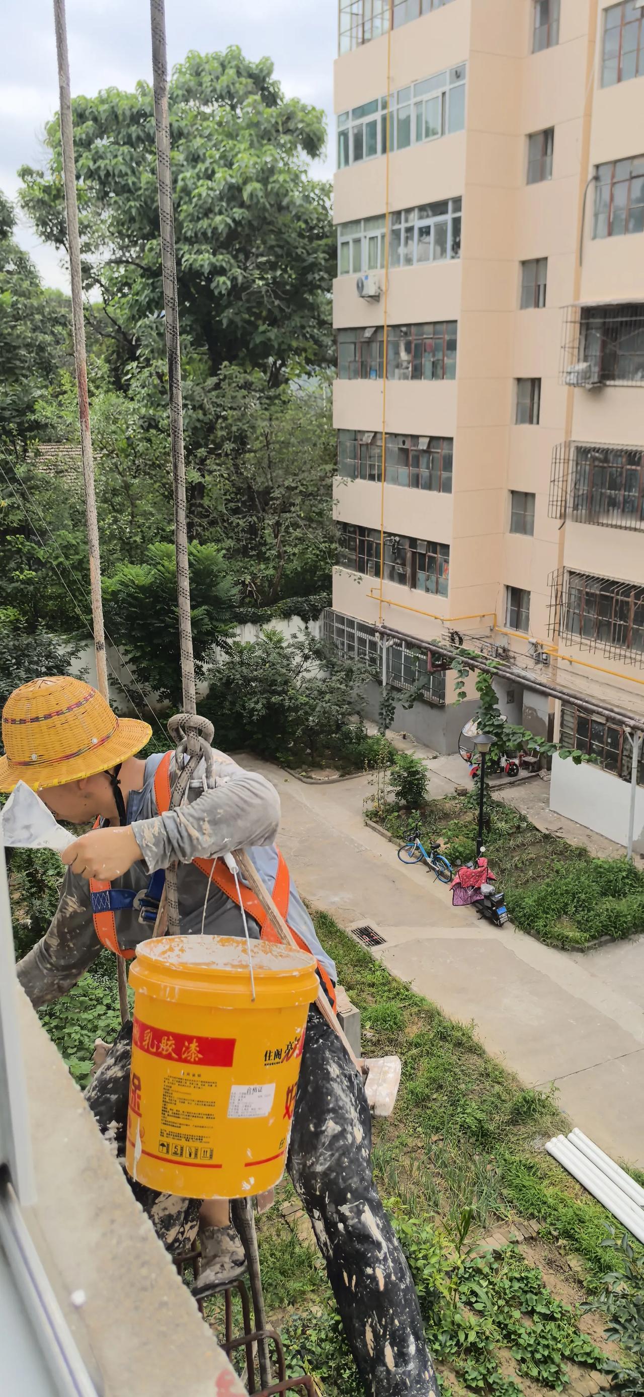 不知道这么热的天气这些悬挂在空中的劳动者是怎么忍受宝鸡接近四十度的高温天气的？反