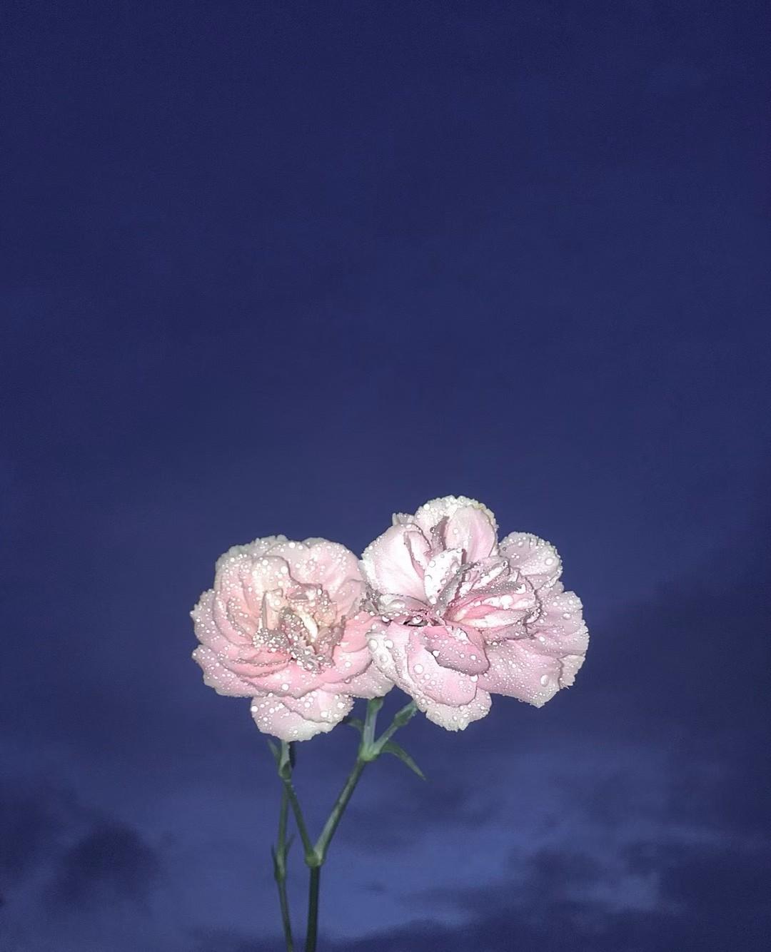 “谁照顾老人谁用老人的工资”这事儿，不能简单说对或不对。从法律上讲，老人对自己工