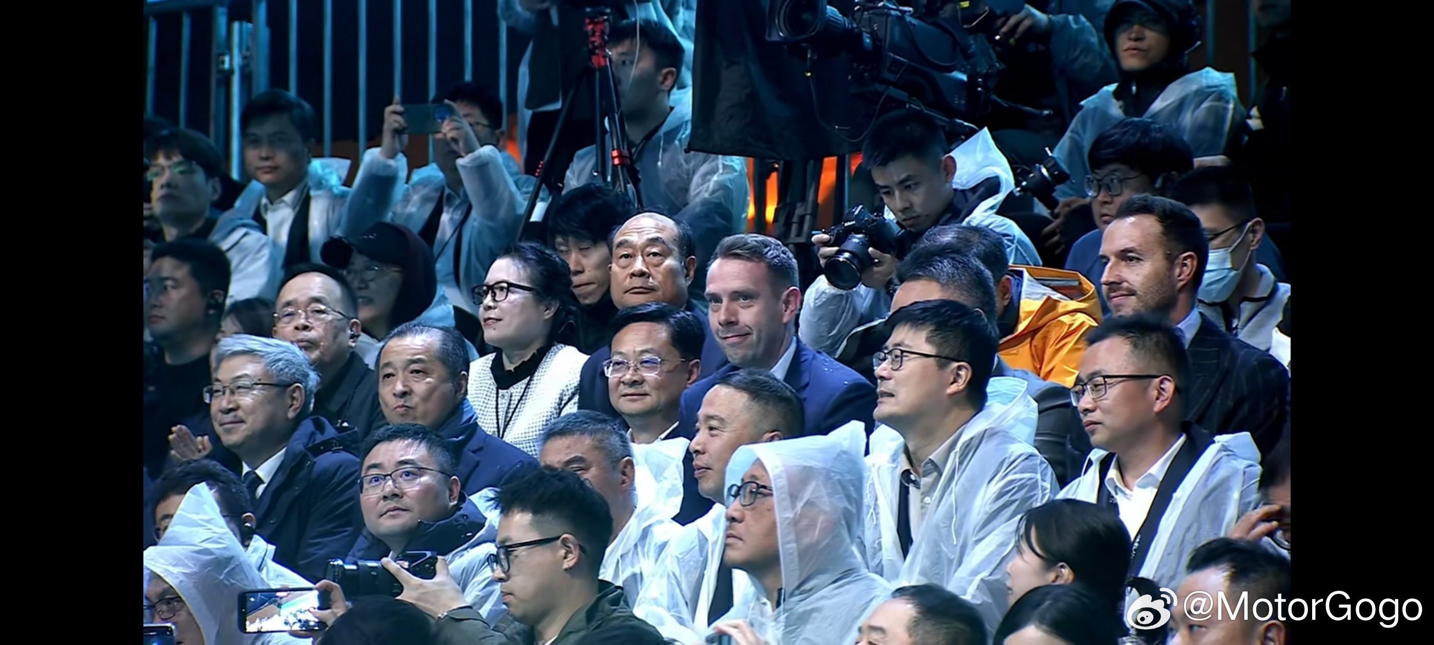 FREANDER 神行者今晚的发布会不容易，现场下着大雨，直播中看到尹同跃了。大