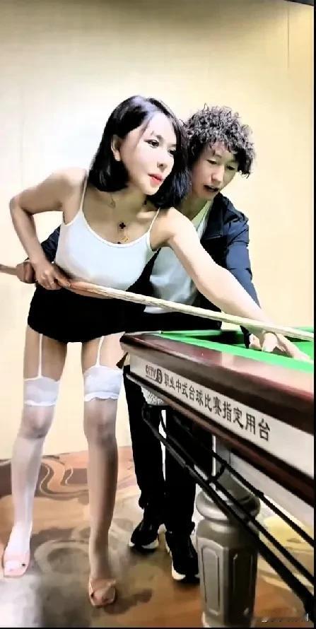 我的天他俩怎么勾搭到一起了？龚玥菲是怎么看上弱鸡似的庞麦郎的？这俩人在一起的画面