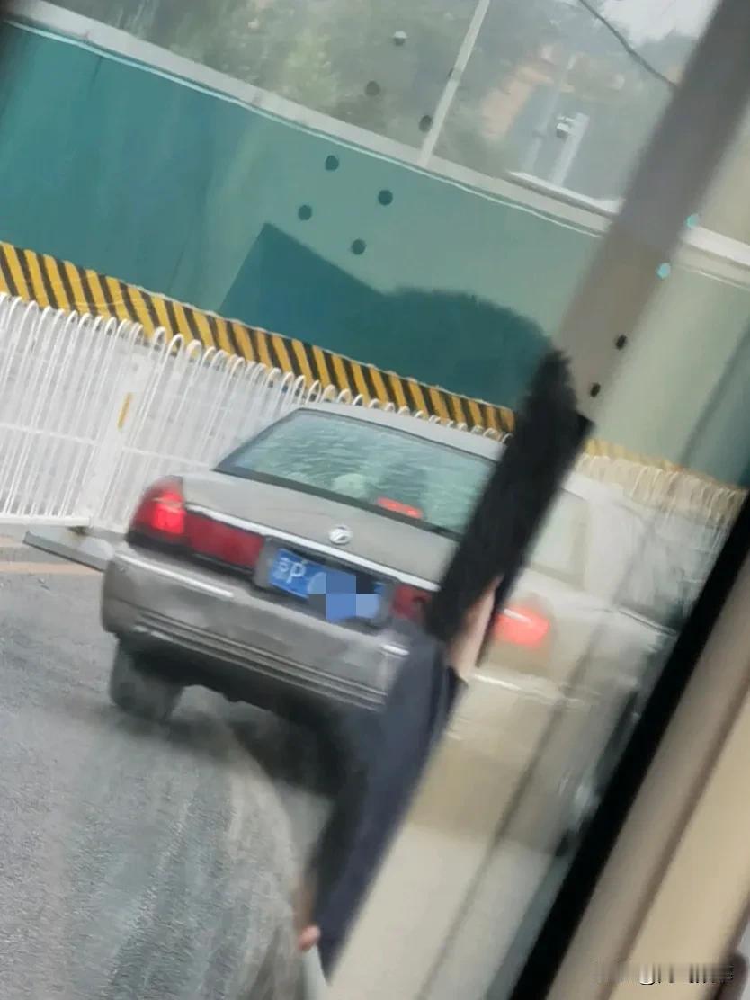 坐公交车看见一个没见过的车
金杯坏了住院了，最近感受北京的公共交通，坐公交也挺舒