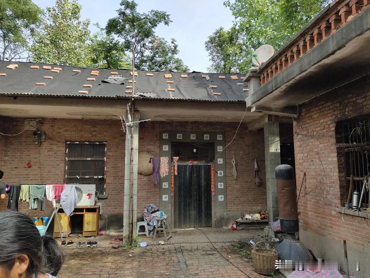 老房子是有灵性的，有人居住其中，有了人气，它便不会坍塌；倘若人离开了，没了人气，