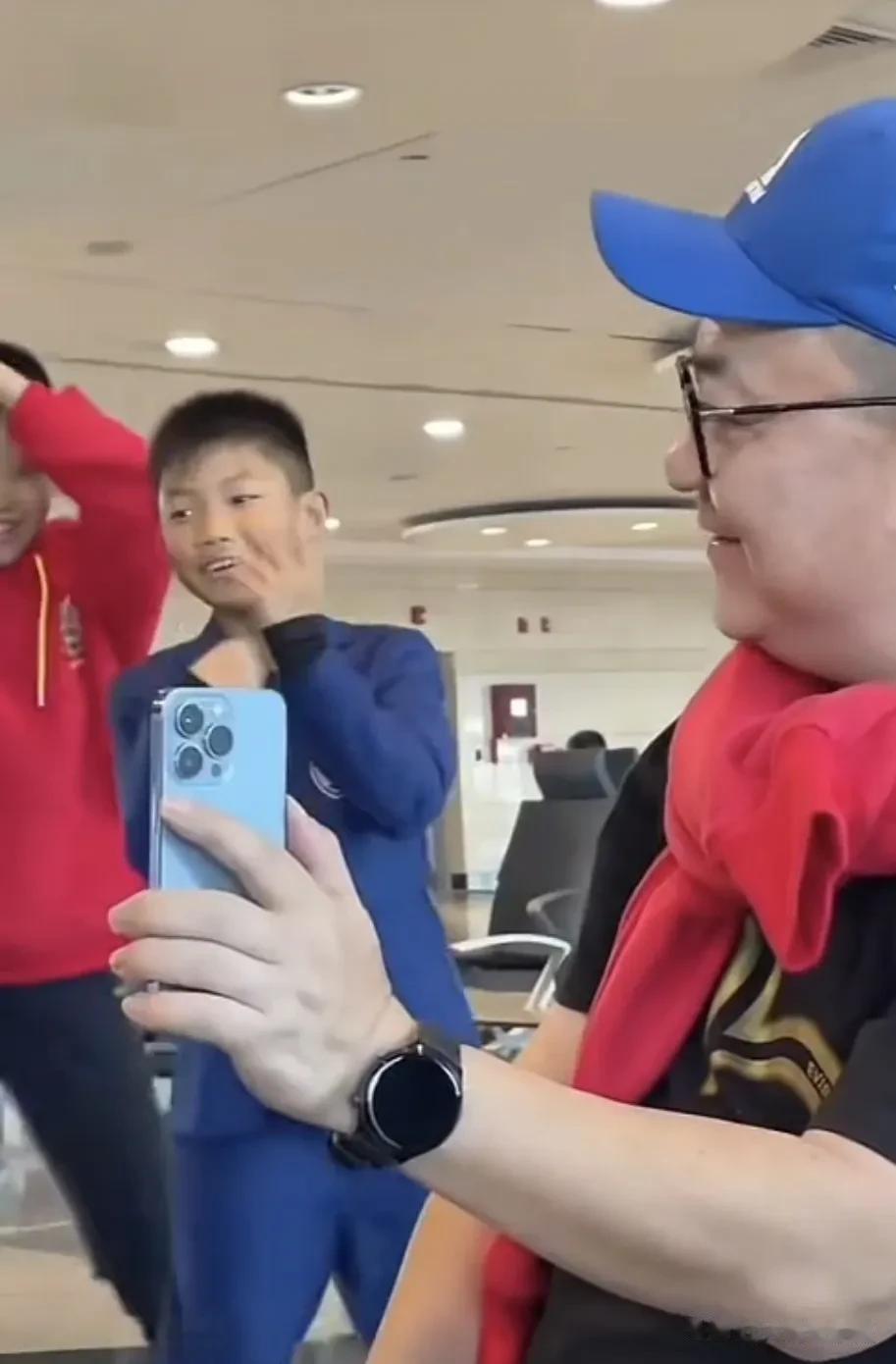 这回实锤了吧！黄健翔说的没错：网红表演少儿班[击掌]

北京时间12月2日，董路