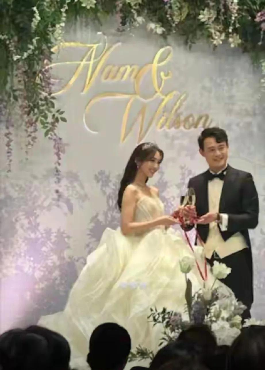 豪门盛宴！HOY TV女主播黄静蓝奢华出嫁

HOY TV女主播黄静蓝近日晒出婚