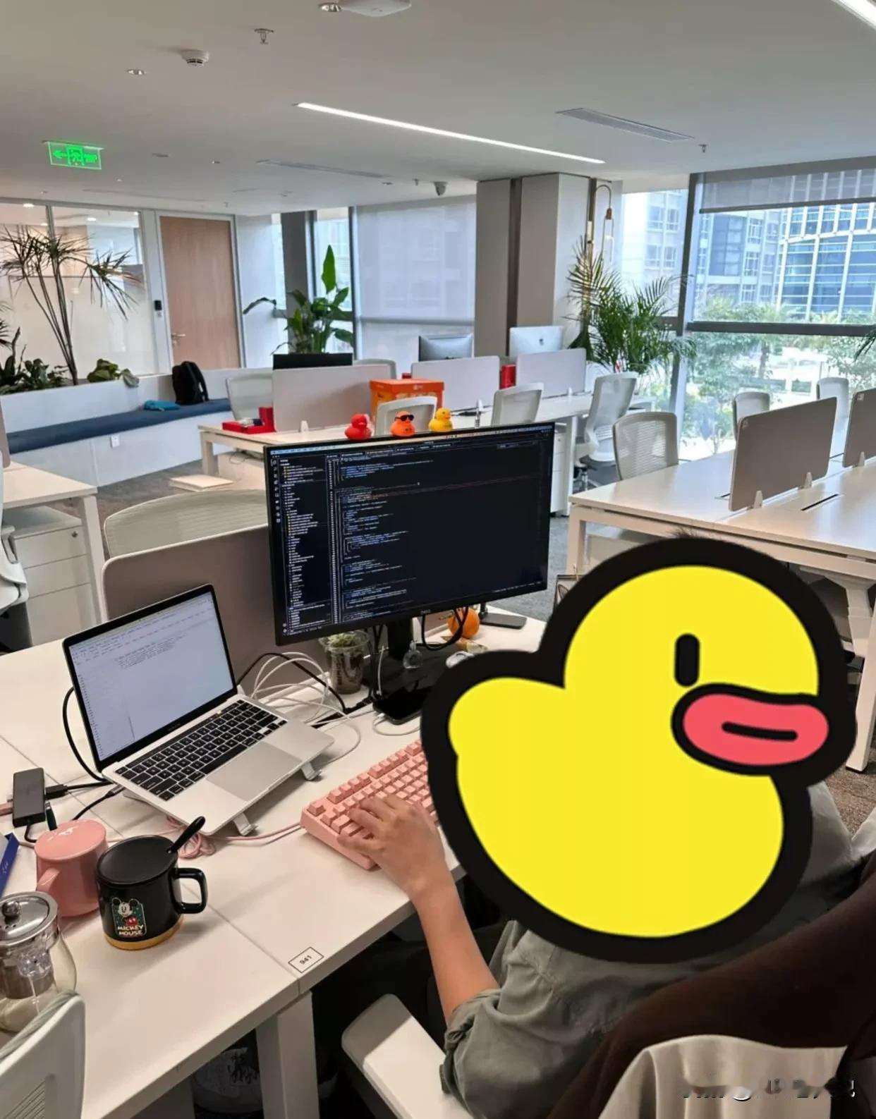 入职没有一周的员工请假半天，事由是仲裁开庭[捂脸]HR总监看到请假流程后边，质问