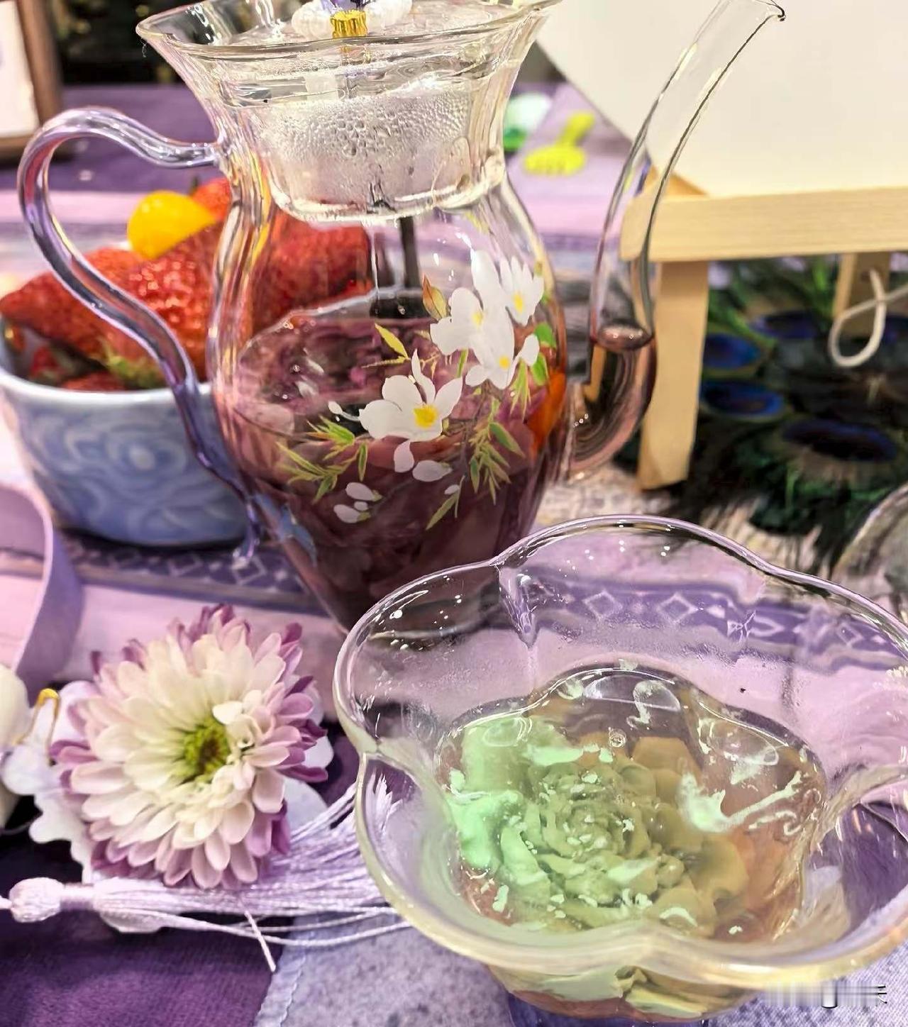 春光无限好，忙里偷闲品茶香！
当友人相邀，看花喝茶，时光真的慢了下来！
这一刻，