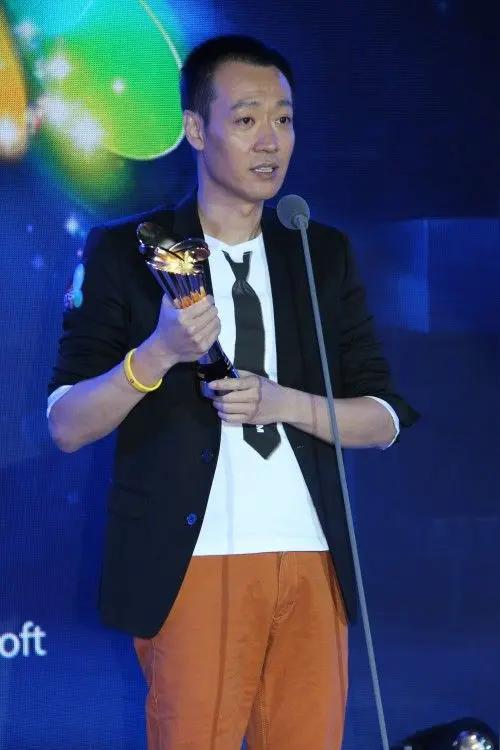 辛柏青是中国内地的实力派男演员。
他的大器晚成，不是熬出来的逆袭，是主动选择慢下