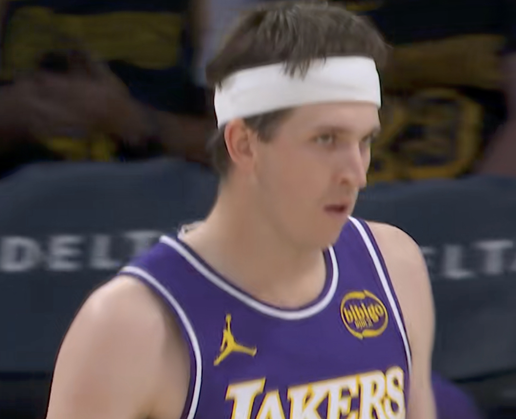 今天的里夫斯：13投7中 三分球7中4 罚球11中826分8篮板5助攻1抢断2失