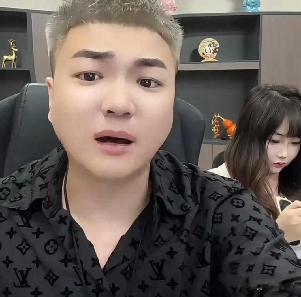 玻璃反光，白雨直播惊现陌生男子（Luo身？）！

             在白