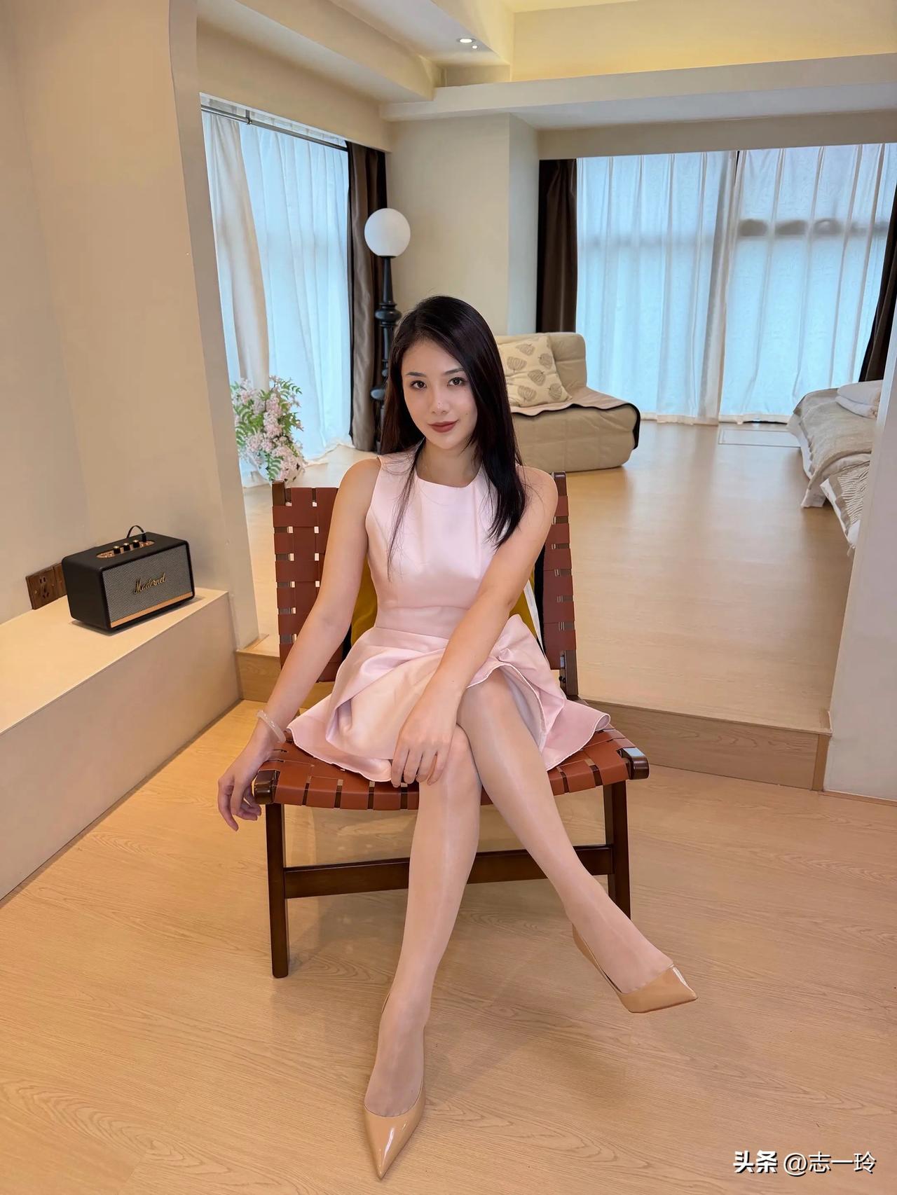 这美女穿裙子好优雅！