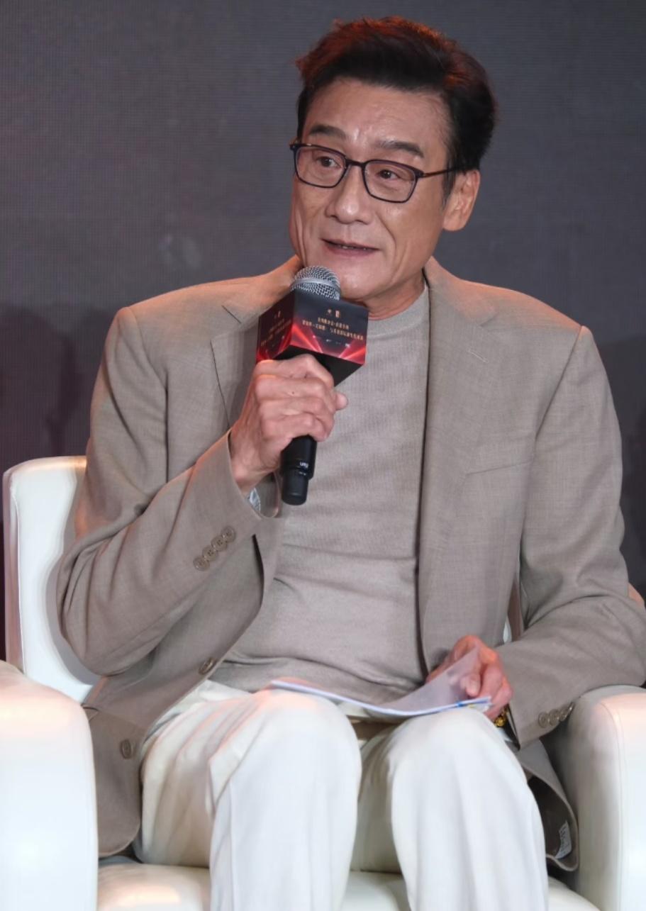 梁家辉
你当年这句“不想当明星”
打了多少人的脸？ 

在一期访谈节目中，梁家辉