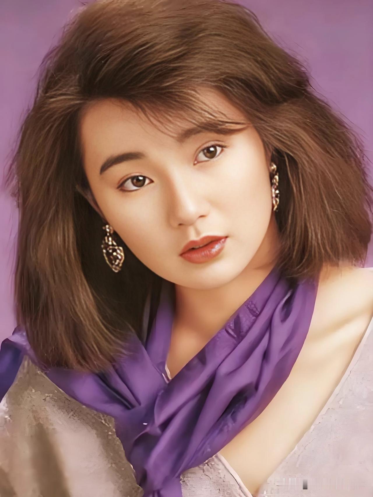 张曼玉用演技书写传奇。岁月不败美人，眼角藏着香港电影黄金时代。一颦一笑皆风情，举