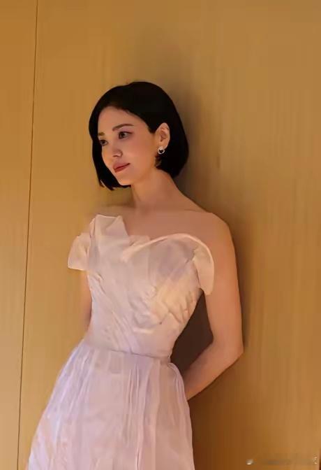 从出道至今她一直美得不可方物，短发长发都能轻松驾驭；也不是她过段时间就能出大爆剧