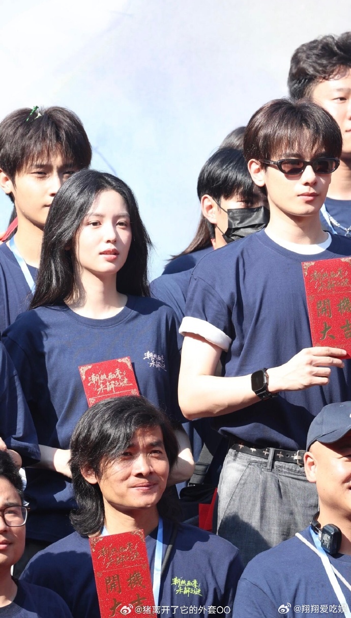 周也胡先煦新剧开机状态 开机路透记录二人同框名场面，周也沉静内敛，胡先煦阳光温柔
