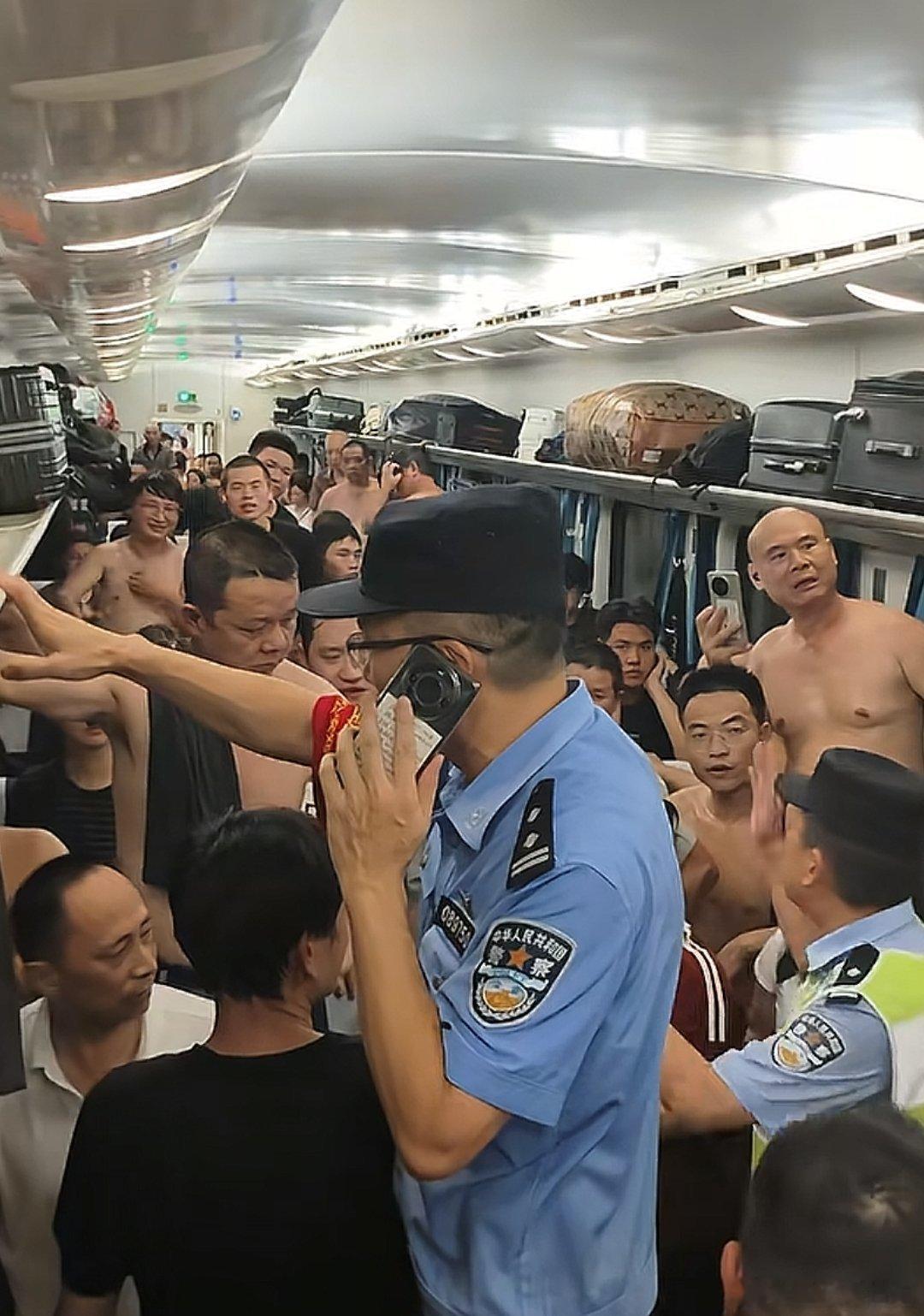 央视网评这个还是比较中肯的，一边是硬邦邦的规则，一边是急需通风的乘客，在两者之间
