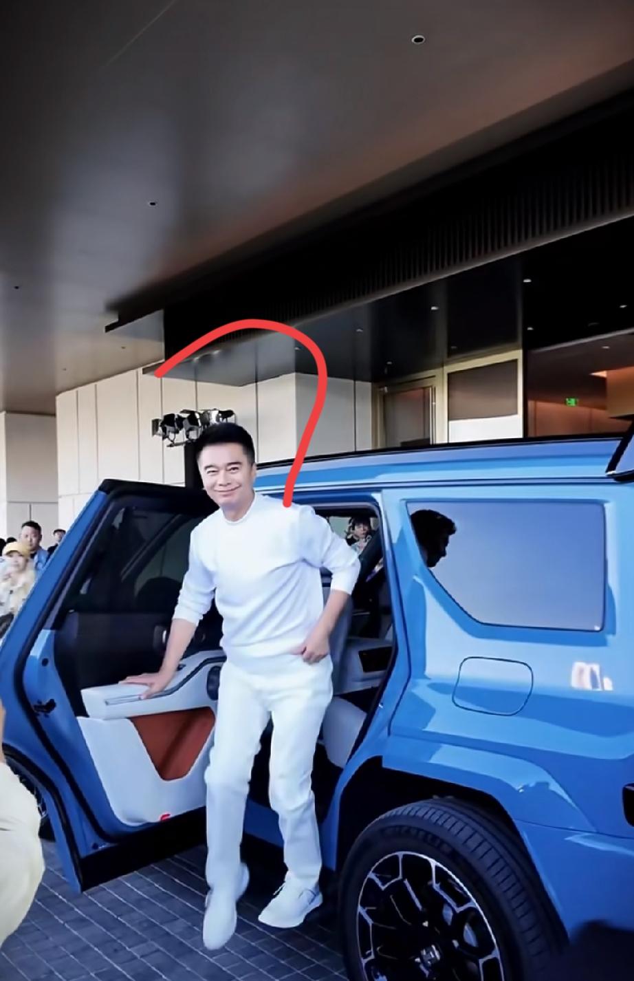大明星许亚军开的这辆车是什么品牌？多少钱啊？贵吗？