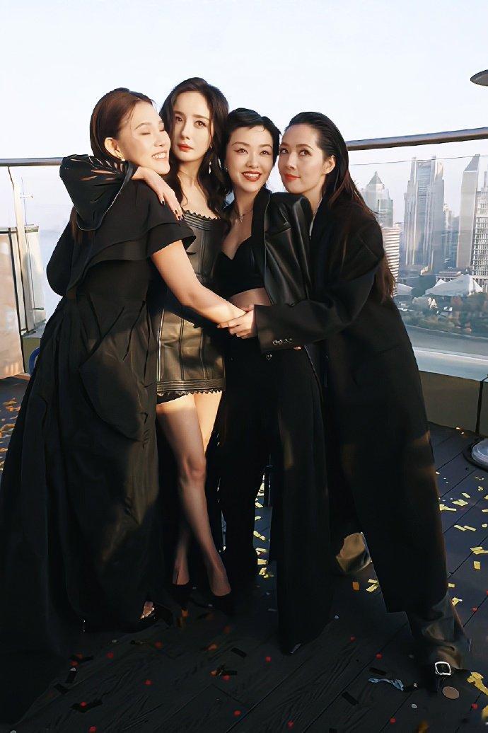 杨幂郭采洁郭碧婷谢依霖四人合照 还是她们四个，然后还是在上海，这个含金量家人们谁