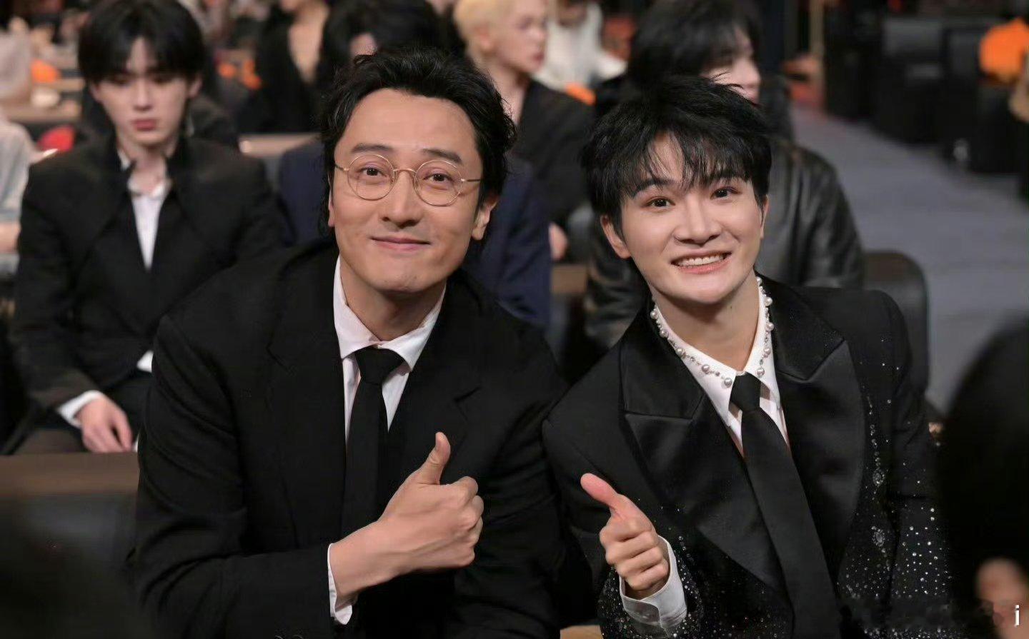 一张伟大的脸旁边又是一张伟大的脸 微博之夜今晚直接锁死颜粉视线，满屏都是神级同框