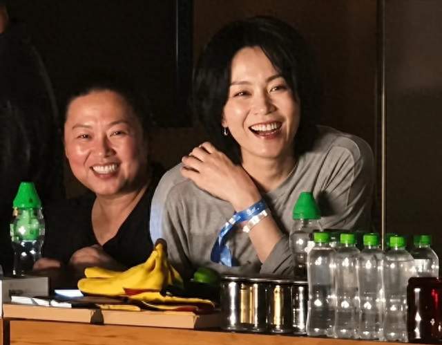 王菲的松弛感太绝了，穿宽松上衣剪微卷短发，57岁的年纪像37岁