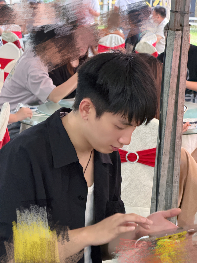 王子奇主厨变帮厨王子奇综艺剧组真饭撒 之前在桃花坞里面是我们的主厨大人，现在变成