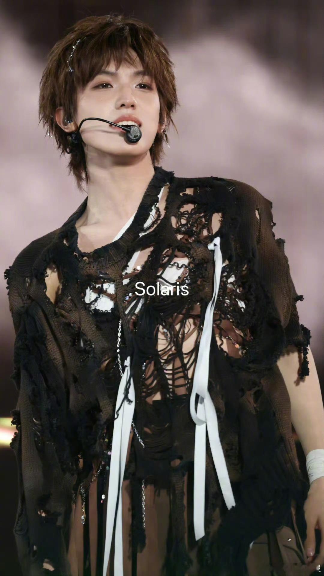 张泽禹 哥穿破布都是帅哥 别人靠造型加分，是靠舞台表现力加分✨哪怕是“破布感”的