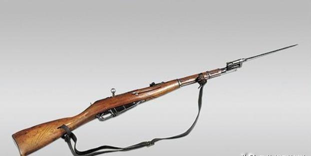 1953年，一位美国顶尖狙击手在一次射击中，击中了一名志愿军战士，使其摇摇晃晃地
