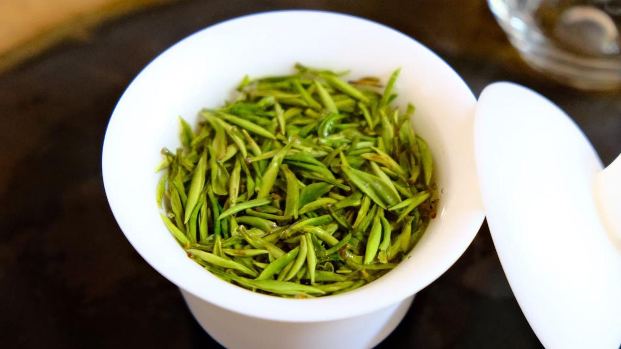 年轻时爱喝酒，为了合群；
中年后爱喝茶，哪怕一个人静静坐着，也觉得满口生津。
因