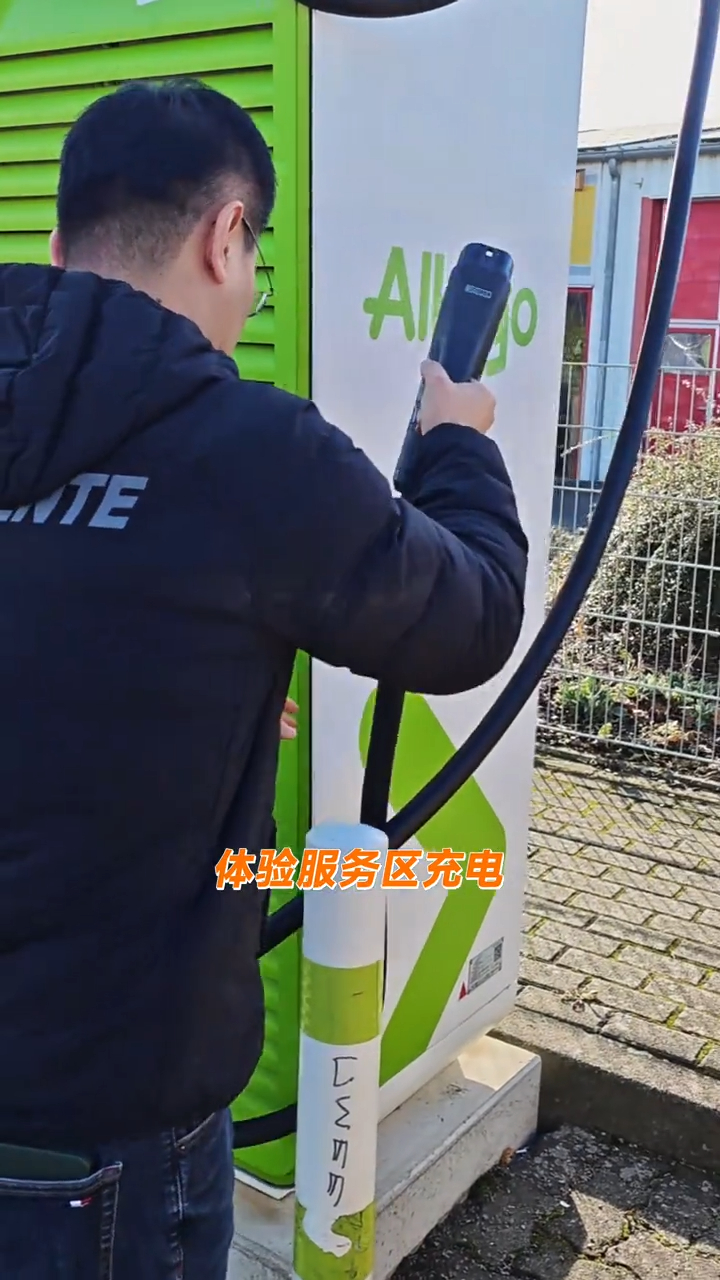 卢总演示在欧洲如何给小米su7充电，需要一个转换接头。 