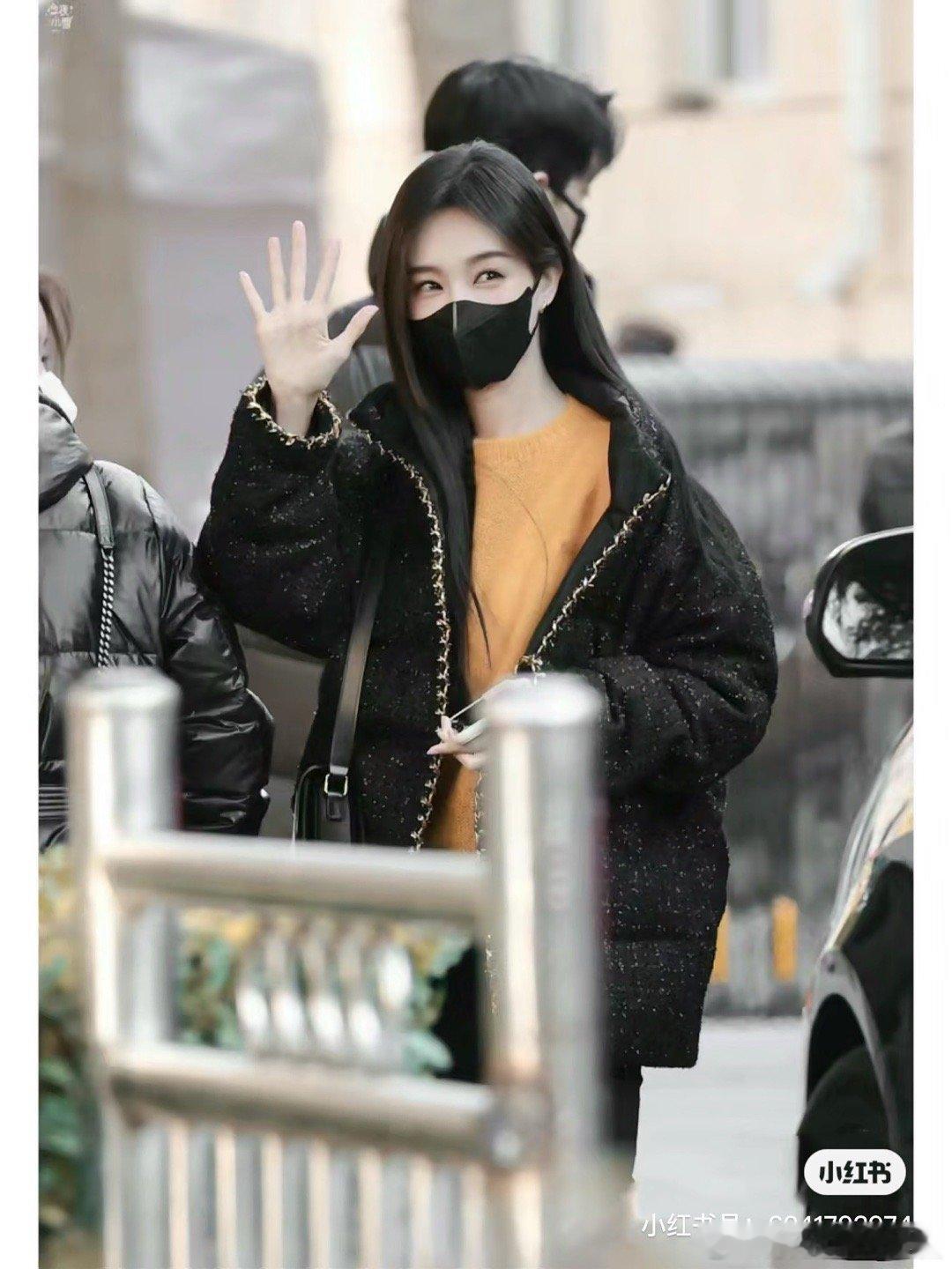 李雨桐同款这个外套上身还是不错滴，很暖和。百搭。轻便的羽绒服。#测评# ​​​