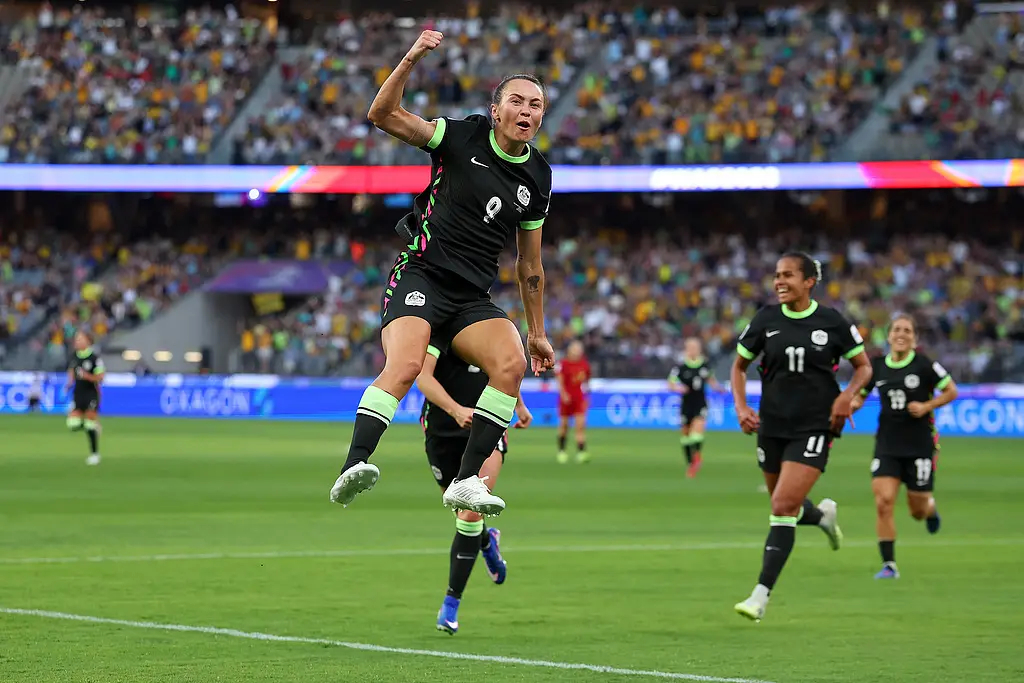 半场战报-富德破门张琳艳点射 中国女足暂1-1澳大利亚 比赛开始后第5分钟，澳大