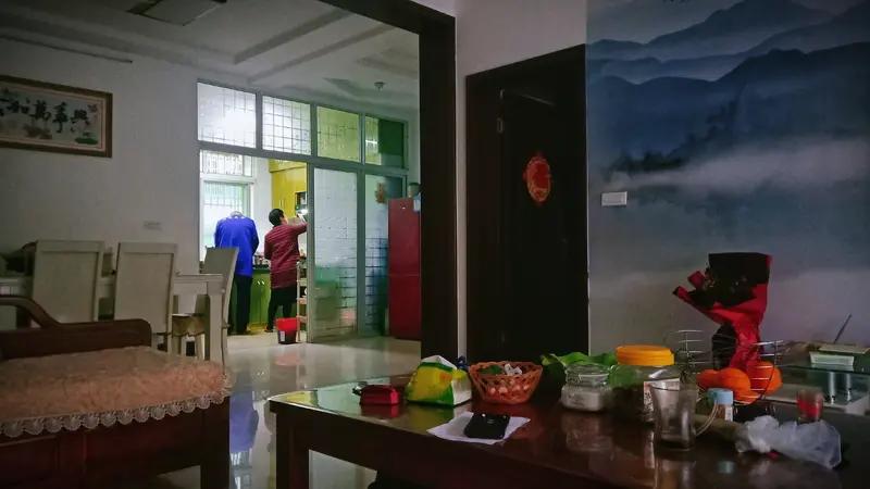 人老了住儿子家还是闺女家，真是个让人纠结的问题。传统观念里，住儿子家是“根”，邻