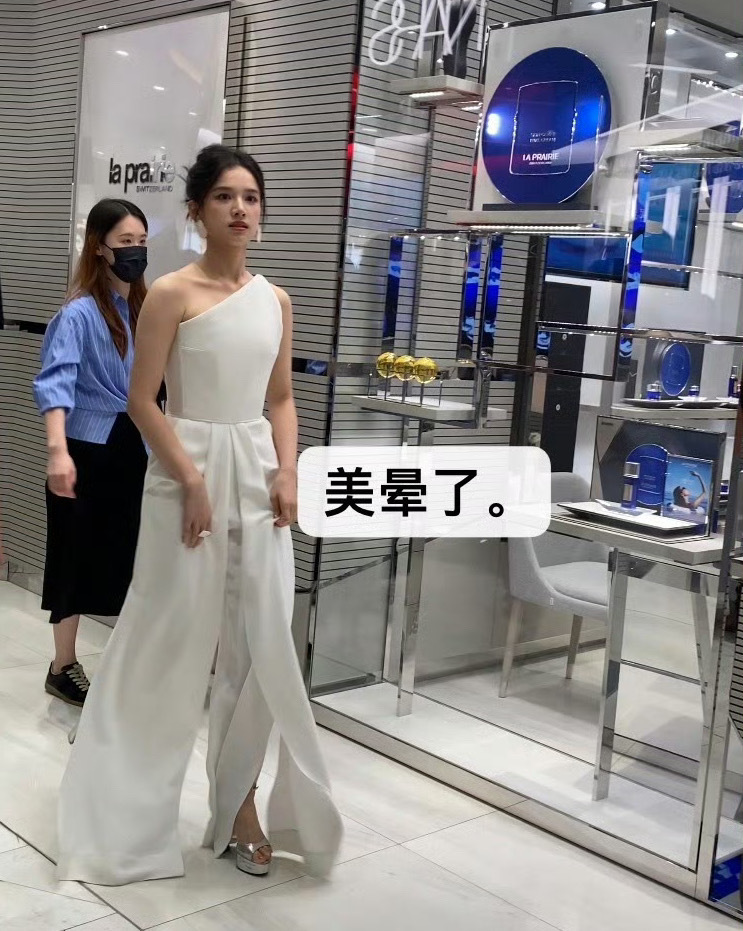 #张婧仪白色单肩连体裤##张婧仪白色斜肩连体裤# 白色单肩连体裤美鼠了 ​​​
