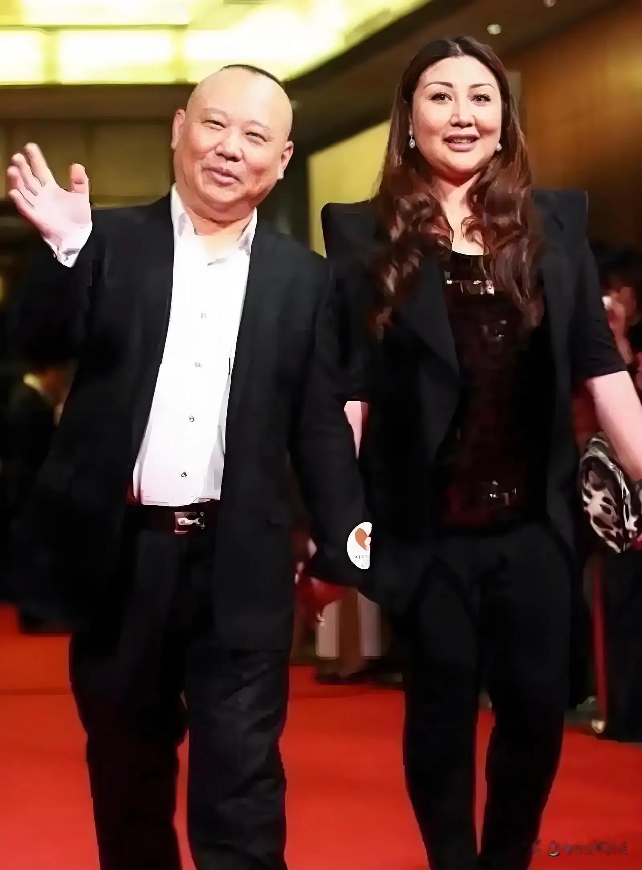 原来郭德纲的夫人王惠，年轻时不仅漂亮，而且面相好看，很富态！
看她和郭德纲出席活