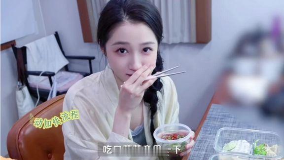 关晓彤饮食好奇关晓彤平日里都吃些什么。看她的餐食分量少得可怜，网友调侃这点量普通