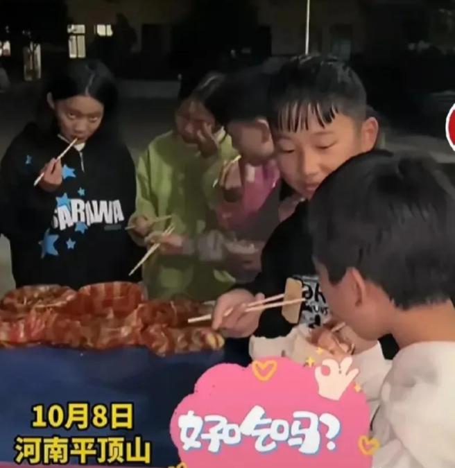 2023年10月河南一乡村女老师外出吃席，给住校学生用塑料袋打包饭菜，孩子们围站
