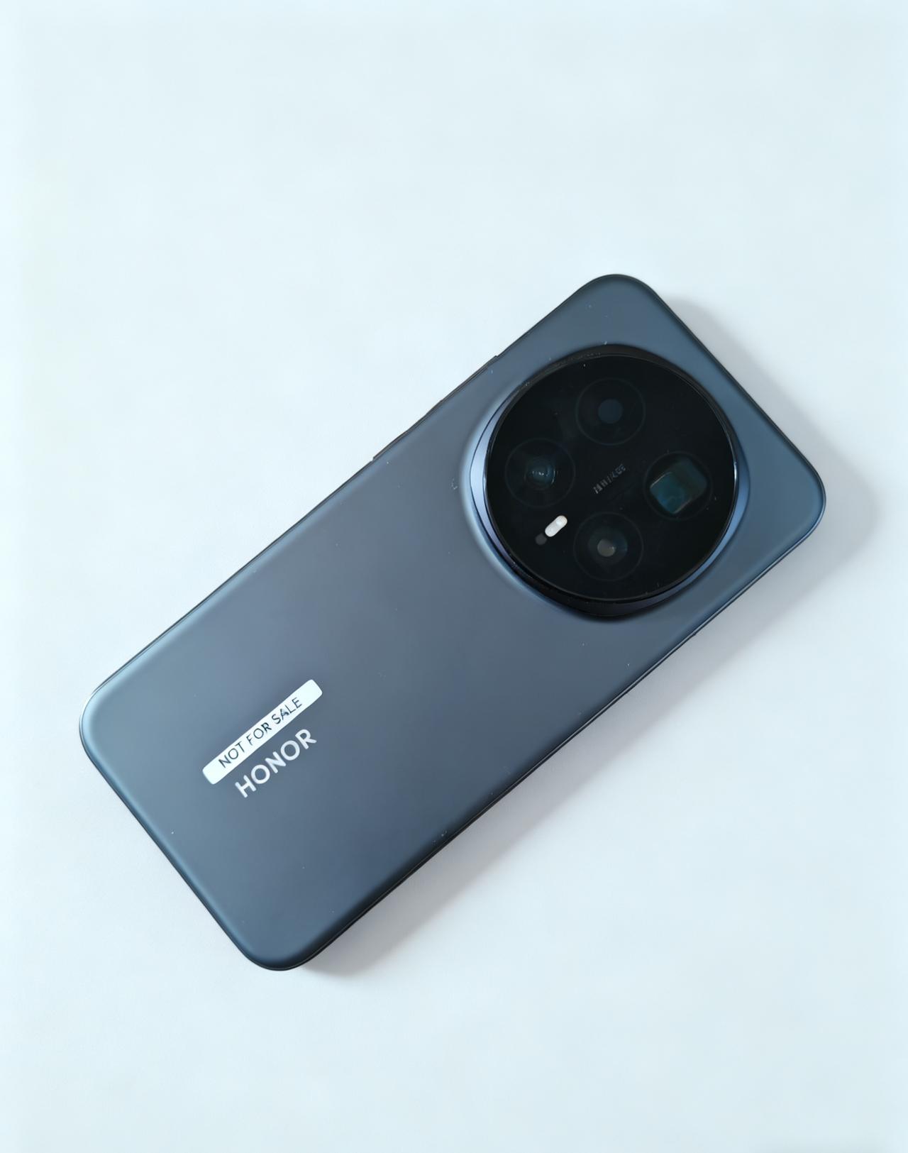 北京的秋，在园林的一潭碧水、枫叶的一抹艳红里。用荣耀Magic8 Pro记录下这