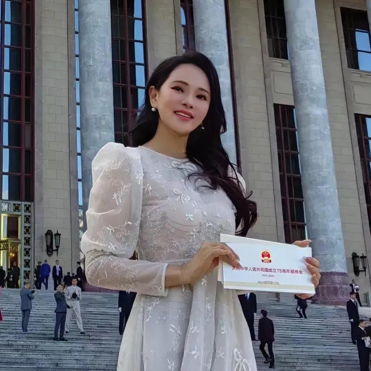 10月1日，新加坡《联合早报》报道称:“陆委会表示，有些艺人有‘人在屋檐下，不得