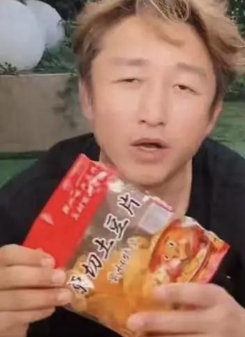 邹市明直播的状态一点也不好，眼睛里一点光也没有，显得无精打采的，感觉对直播赚钱没