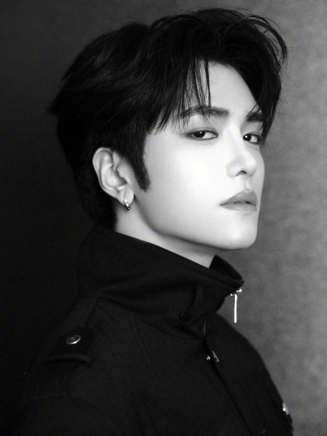 你是邵子恒那他是谁 节目里素颜松弛感拉满，红毯上精致到发丝都带感！冷调修容衬出下