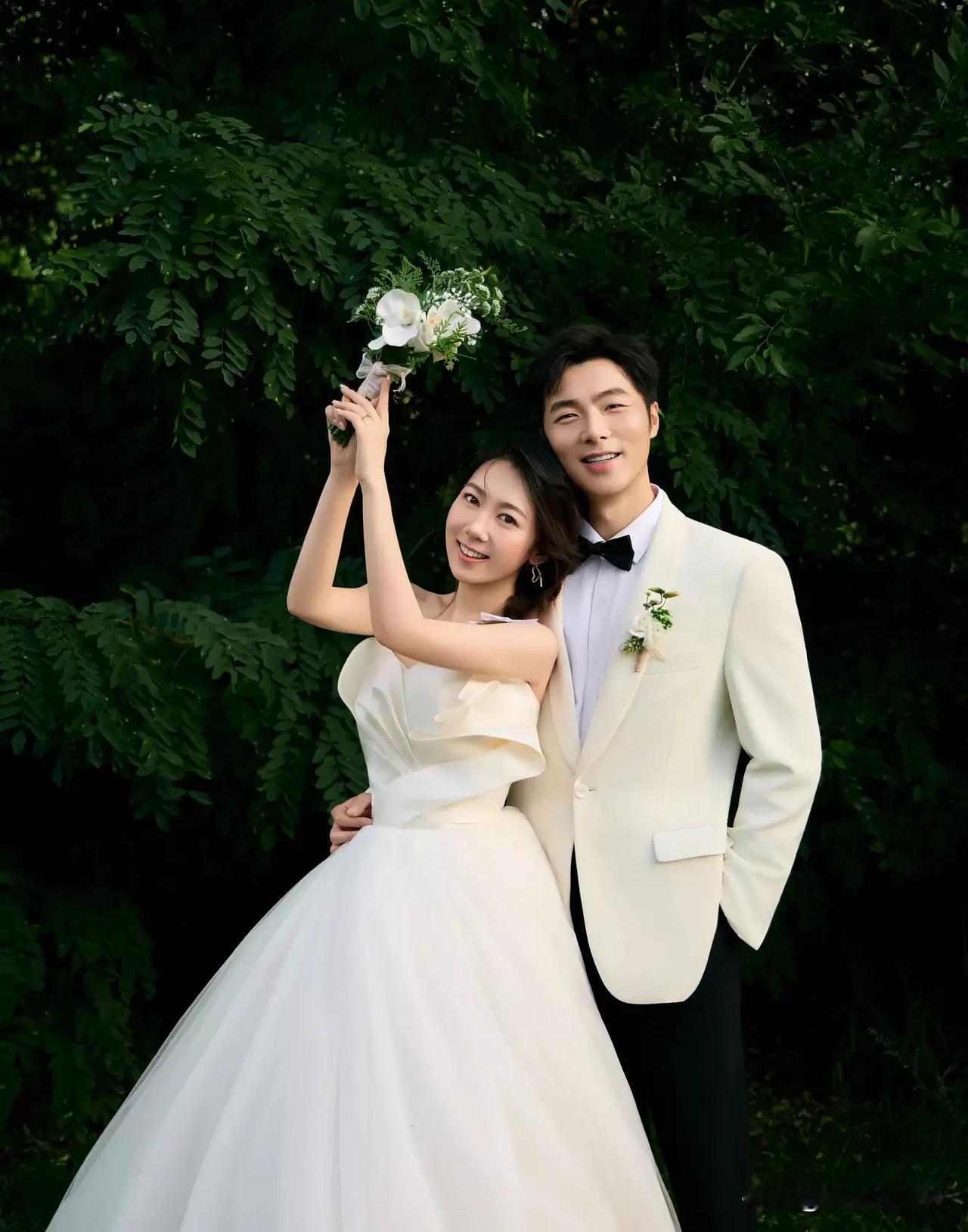 11月9日下午，演员方文强和刘文曲官宣结婚，瞬间引发热议。

他们曾在热播剧《最