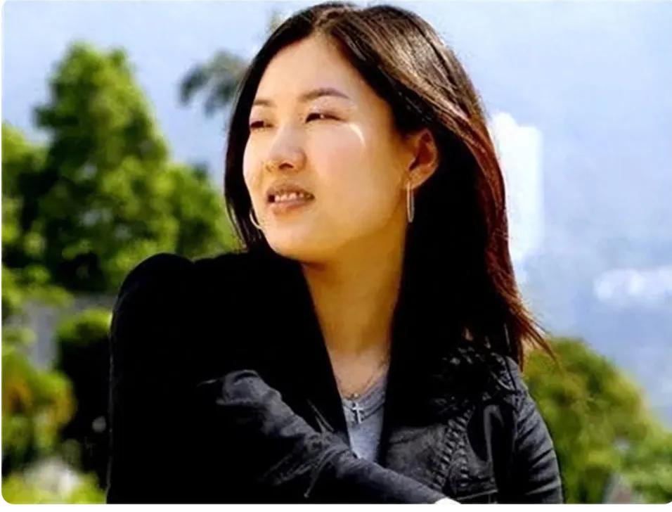 跳水女皇伏明霞如今生活低调幸福，71岁丈夫梁锦松担任南丰集团行政总裁，事业有成。