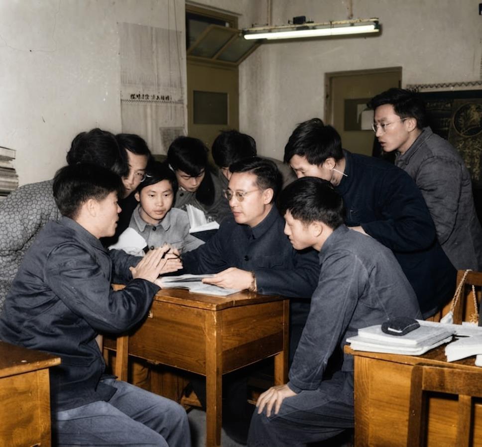 1964年，叶笃正教授在课后与同学们交流，中央戴着眼镜、身着中山装的正是著名气象