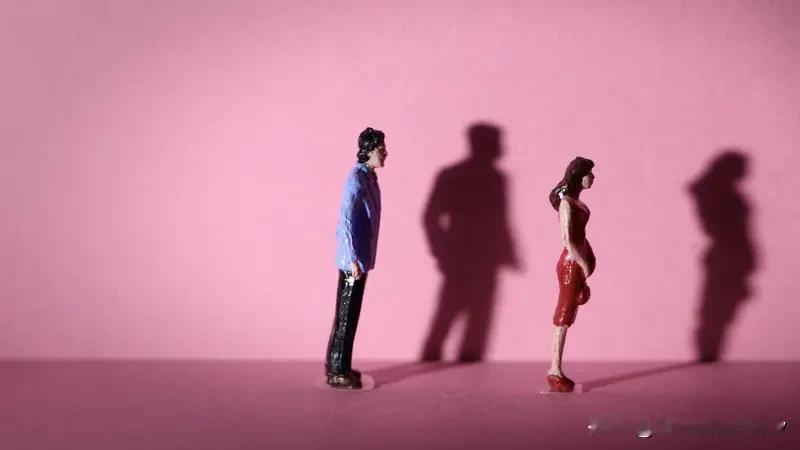 婚外情这事儿，大概率会毁了后半生。
从家庭层面看，一旦东窗事发，婚姻基本就走到头