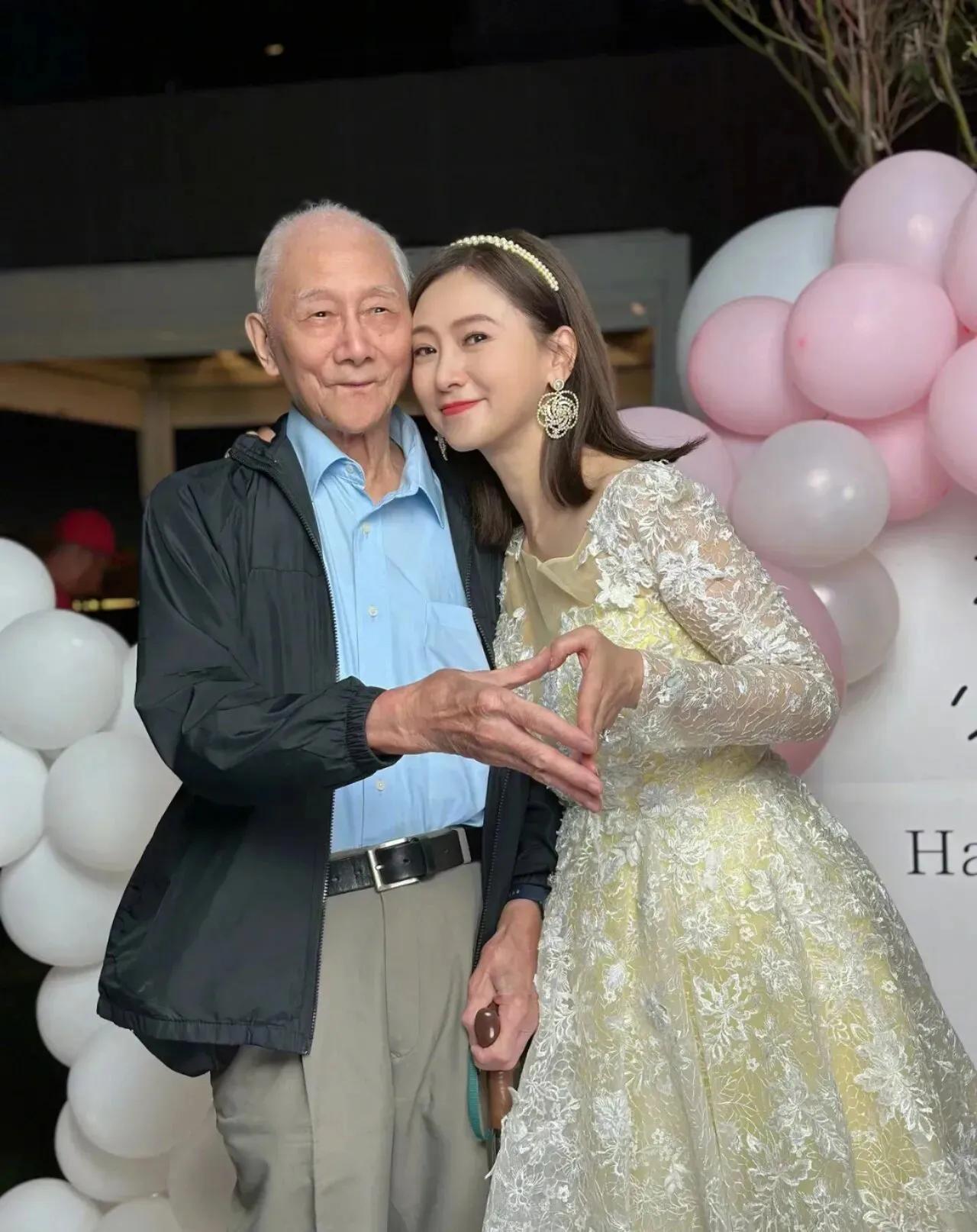 55岁翁虹和96岁父亲同框比心，秀幸福！原来她如此显年轻是有基因的~

“风情女