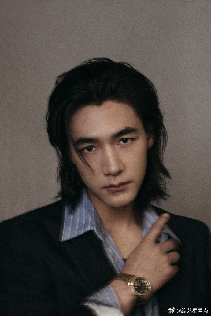 此沙老头背心防谁呢 救命！此沙的老头背心穿搭也太会了，精致外表下藏着最随性的灵魂