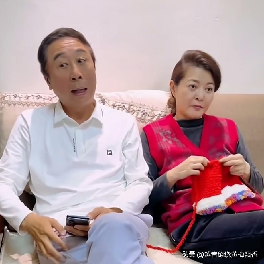 冯巩又出新段子了，内容如下:
冯巩:什么事快说。
话外音：巩哥，老地方跳舞，就在