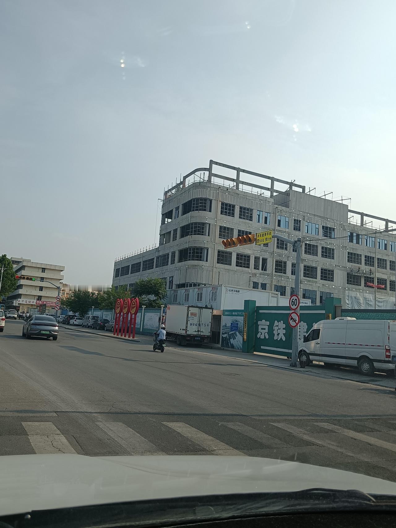 德州三八路铁路涵洞施工，据说要把这个小楼拆了才能通车，而这个小楼事关铁路，所以要
