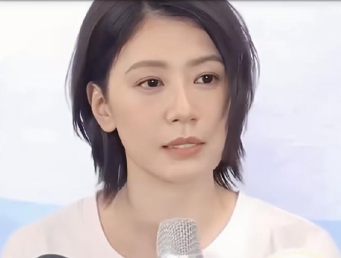 记者问贾静雯：大女儿谈恋爱了，你有没有叮嘱她注意保护自己？

贾静雯：妈妈都没有